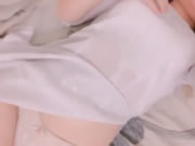 精品女生手機自拍揉美胸和美穴