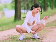 韓國妹子Jena在樹林小路旁享受露美鮑魚樂趣