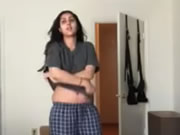 戴眼鏡的印度女孩家中閨房脫衣自拍