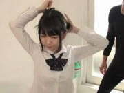 黑衣人玩弄日常生活女生的大奶子 白井柚香
