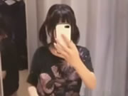 小騷貨害羞對著鏡子自拍 展現撫媚的一面