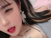 極品嫩妹直播那對傲人的奶子捧起輕輕的搖了搖